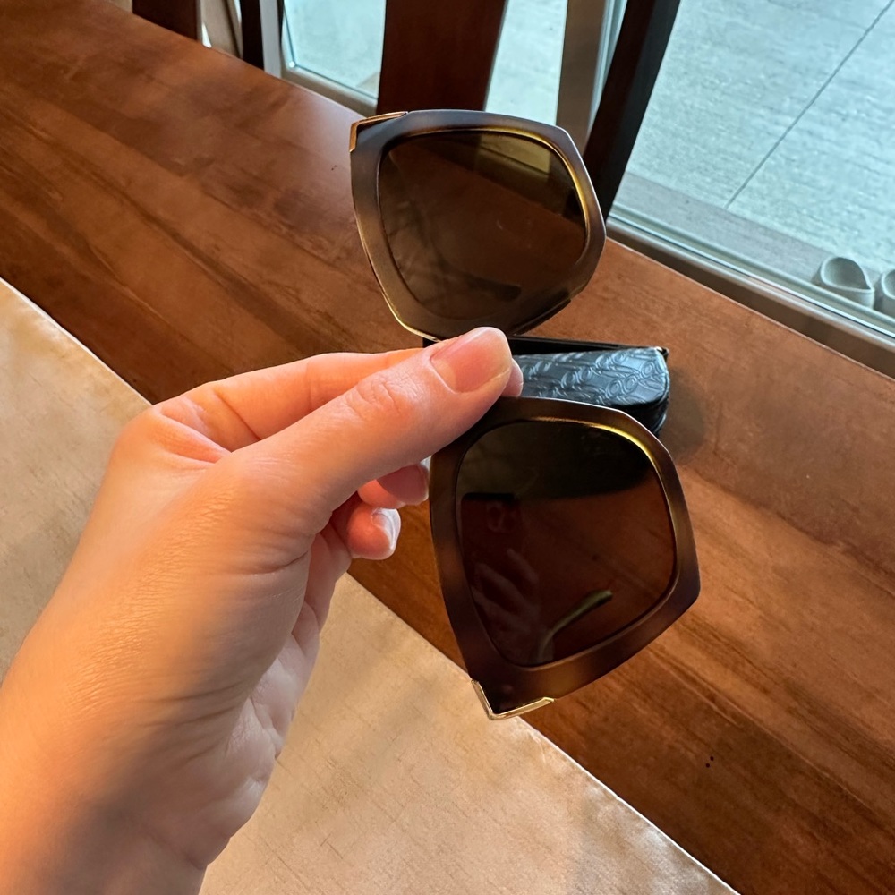 Oakley woman’s sunglasses